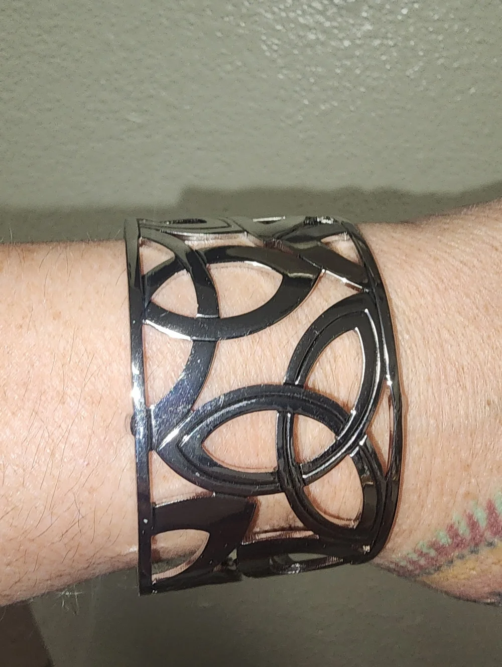 Solvar Green Leather Cutout Metal Cuff Bracelet